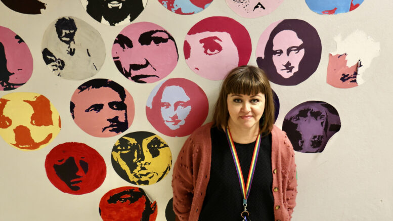 Koulutsemppari Sanna Juttula kertoo, että tsemppariin voi olla yhteydessä oppilas itse tai hänen huoltajansa. Yleisin yhteydenotto tulee kuitenkin koulun aikuiselta, joka on sopinut asiasta oppilaan kanssa. Kuva: Tuija Järvelä-Uusitalo