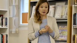 Lääkäri Taru Lehtinen muistutti ikääntymisessä puhuessaan liikunnan, ravinnon ja sosiaalisten suhteiden tärkeydestä ikääntymisessä. Kuva: Anu Kauppila