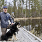 Kalastuksenvalvoja Niko Kontiainen ja Valto-koira seurasivat tyytyväisenä Vaaralammin avauspäivän kulkua. Taustalla perhostelee kiiminkiläinen Lauri Rapakko.