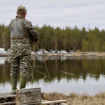 Pudasjärvisellä Eero Hakolalla on kalastus verissä ja kalaruuat maistuvat. Vaaralampi paikkana on miehen mielestä oivallinen kalastukseen.