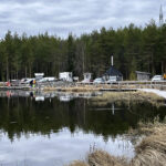 Vaaralammin olosuhteet ja koko kalastava yhteisö saivat kalastajilta kiitosta avauspäivänä. Lampea kiertävät pitkokset ja osa laiturista on esteetön.