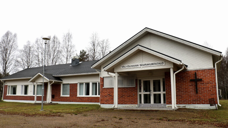 Väli-Olhavan seurakuntatalon kohtalon eri vaihtoehtoja on alettu selvittää. Arkistokuva: Tuija Järvelä-Uusitalo