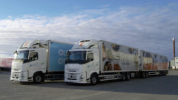 Kuljetus Niskalan autot ovat tuttu näky liikenteessä. Kaasukäyttöiset ajoneuvoyhdistelmät liikennöivät Oulun ja Vantaan välisessä sopimusliikenteessä.