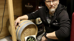 Kiiminkiläinen Arsi Liimatta pyörittää ystävineen Panimo Tervun Poikia. Kotipanimon viskitynnyrissä kypsyy parhaillaan juhannusolut. Kuvat: Teea Tunturi