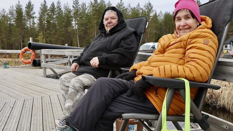 Kalajokiset Esa ja Kirsi Tontti ovat tuttu näky paitsi Vaaralammilla myös monilla kalapaikoilla ympäri Suomen. Vaaralammin tunnelmaa pariskunta kehuu ainnutlaatuiseksi. Kuvat: Teea Tunturi