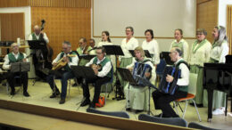 Iin Laulupelimannien taiteellinen johtaja Unto Kukka (vasemmalla) kertoili esitysten välillä nuottien ja melodioiden historiaa sekä tietoja niitä tallentaneista pelimanneista. Musiikkia kuultiin sekä soitettuna että laulettuna. Tilaisuudessa soitettuja vanhoja tansseja ovat sittemmin elvyttäneet muun muassa lukioiden Vanhat tansseissaan. Kuvat: Ritva Piri