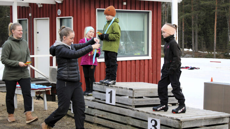 Nuorimpien tyttöjen sarjan voittaja Iisa Häyrynen, toiseksi sijoittunut Janni Rakkolainen ja sarjan kolmonen Aino Yliraasakka saamassa Terhi Pesämaan ojentamat mitalit kaulaansa. Herkkupalkintoja jakamassa Riikka Sorakangas. Kuvat: Ritva Piri