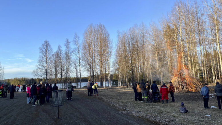 Lankalauantaina Vepsällä ihasteltiin kylän yhteistä pääsiäiskokkoa. Kuva: Tiina Parkkinen
