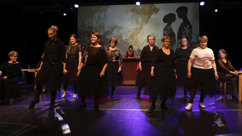 Uudessa monialaisessa teoksessa senioriryhmät eri taiteenaloilta yhdistävät osaamisensa.