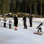Ensimmäisenä kotikunnan mestaruudesta kamppailemaan ampaisee nuorimpien sarjan Eemeli Syrjälä. Seuraavina lähtölupaa odottavat Noel Teppola, Kalle Jussila, Aino Yliraasakka, Iisa Häyrynen ja Janni Rakkolainen sekä taaimpana Eeli Mustonen.