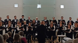 Haukiputaan seurakunnan yli satavuotista kuorolauluperinnettä jatkava Haukiputaan Kirkon Kamarikuoro esiintyy Ylikiimingin kirkossa Hannu Niemelän johdolla. Kuva: Haukiputaan seurakunta