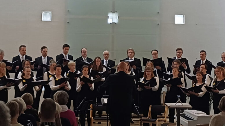 Haukiputaan seurakunnan yli satavuotista kuorolauluperinnettä jatkava Haukiputaan Kirkon Kamarikuoro esiintyy Ylikiimingin kirkossa Hannu Niemelän johdolla. Kuva: Haukiputaan seurakunta