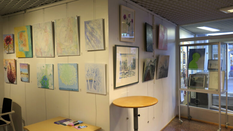 Haukiputaan Taideyhdistyksellä on näyttely Haukiputaan kirjastossa ja Asukastuvalla. Kirjastoon oli saatu kauan kaivatut kohdevalaisimet, joten teokset ovat paremmin esillä. Kuvat: Kari Holma