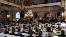 Haukiputaan kirkossa järjestetyssä iskelmämessussa kuultiin rakastettuja iskelmäklassikoita Tiina Pitkäsen tulkitsemana. Kuvat: Anu Kauppila