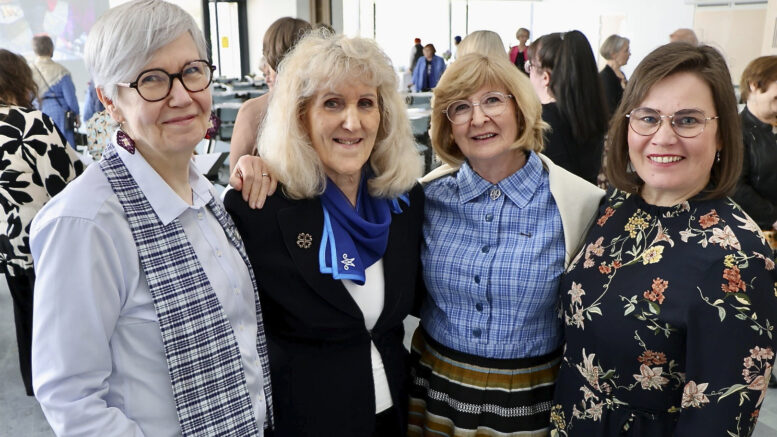 Ilona Suppanen, Paula Hellén-Toivanen, Eija Ojala ja Mirja Vehkaperä korostivat Kiimingin Marttojen 60-vuotisjuhlassa toiminnan yhteisöllisyyttä sekä arjen taitojen merkitystä. Kuvat: Teea Tunturi