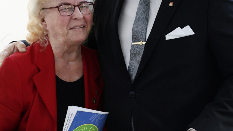 Eila Mosorin ja Juha Hänninen iloitsivat Oulun seudun kuvataitelijat ry:n juhlanäyttelyn avajaisissa. Kuva: Anu Kauppila