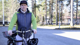 Miesten ja poikien pyöräilyn reitti kulkee Suvelasta Koitelin maisemiin. Reilun kymmenen kilometrin lenkki kiertää Koitelin siltojen kautta ja palaa takaisin Suvelaan Purontien kautta. Idean isä Pasi Lämsä kertoo, että Suvelassa paistellaan lopuksi makkarat ja saunaankin pääsee. Kuva: Teea Tunturi