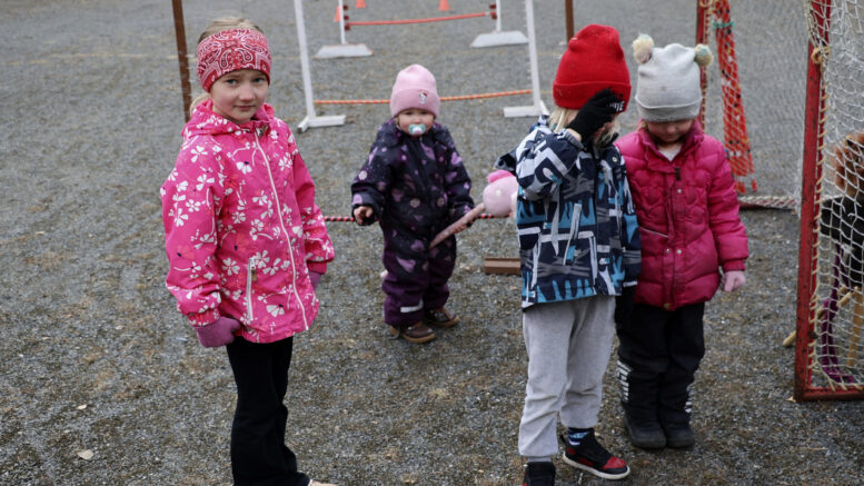 Kellolaiset Alisa Oikarainen, Viivi Mertala, Viljami Mertala ja Venla Mertala kokeilivat tapahtumassa kepparirataa. Kuva: Anu Kauppila