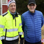 Halosenlahden kyläyhdistyksen jäsenet Jorma Taivaloja ja Kalle Hiltula toimivat tapahtuman grillivastaavina.