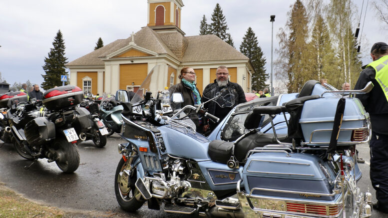 Päivi ja Sami Suo-Yrjö ovat käyneet helatorstain motoristikirkossa Ylikiimingissä sen alkuajoista lähtien. Kuvat: Tuija Järvelä-Uusitalo