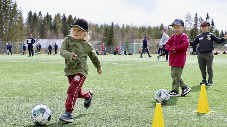 Eino Mertala, Väinö Mertala sekä Jimi Seppänen pääsivät potkimaan palloa FC KiimUn ensimmäisen kauden avaustapahtumassa Kiiminkipuiston kentällä. Kuvat: Teea Tunturi