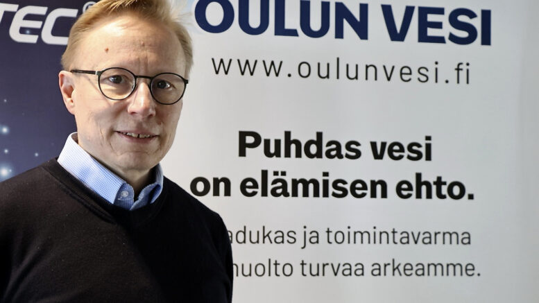 Oulun Veden johtaja Juha Hiltulan mukaan Viinivaara olisi pitkäaikainen ratkaisu Oulun vedenhankintaan. Hän kuitenkin korostaa, ettei Viinivaara kata koko kaupungin vedenkulutusta, vaan se olisi osa kokonaisuutta. Kuva: Teea Tunturi