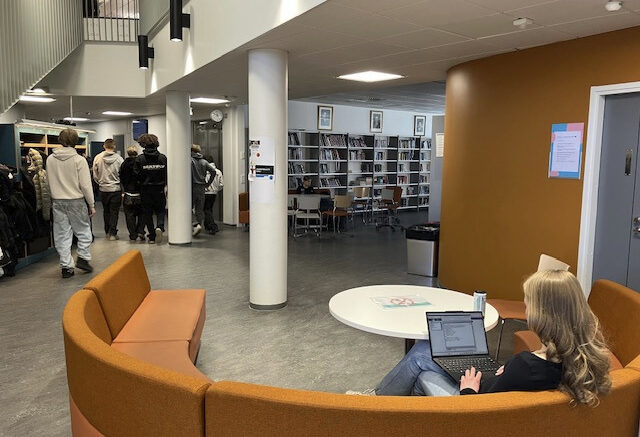 Haukiputaan lukiolla on hyvät tilat hyppytunnin viettoon. Koulutehtäviä voi tehdä niin aulassa, käytävillä kuin kirjastossakin. Kuva: Liisa Nurmesniemi