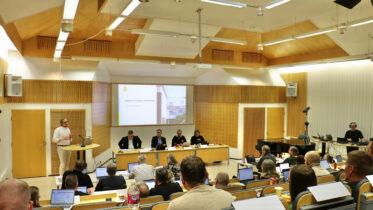 Moni kunnanvaltuutettu kertoi olevansa ehdottomasti kirjaston uudisrakennuksen kannalla. Muutama valtuutettu oli harmissaan, ettei uudisrakennukseen mahdollisesti saataisi auditoriota, jossa myös kunnanvaltuusto nykyisin kokoontuu. Kuva: Tuija Järvelä-Uusitalo