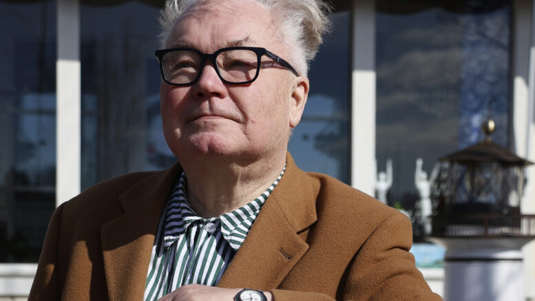 70 vuotta täyttävä Jussi Tukiainen haluaa muistuttaa nuoria siitä, että elämässä saa ja pitää kokea myös epäonnistumisia. Kuva: Anu Kauppila