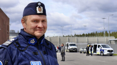 Oulun poliisilaitoksen ylikomisario Jyrki Kivirinta muistuttaa, että teräaseen hallussapidosta julkisella paikalla ilman hyväksyttävää syytä voi saada jopa vuoden vankeusrangaistuksen. Kuva: Tuija Järvelä-Uusitalo