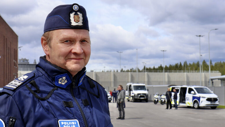 Oulun poliisilaitoksen ylikomisario Jyrki Kivirinta muistuttaa, että teräaseen hallussapidosta julkisella paikalla ilman hyväksyttävää syytä voi saada jopa vuoden vankeusrangaistuksen. Kuva: Tuija Järvelä-Uusitalo