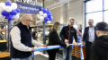 K-Supermaret Iin kauppias Aleksi Holmala ja Iin kunnanhallituksen puheenjohtaja avasivat kaupan leikkaamalla nauhan. Nauhaa pitelivät K-Supermarket-ketjun operatiivisen johtajan Teemu Naumanen ja Keskon kauppapaikkapäällikkö Mikko Partanen. Kuva: Tuija Järvelä-Uusitalo