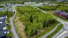 Haukiputaan Niittyholman asukkaat vastustavat Pohteen suunnitelmaa rakentaa lastensuojelun asumispalveluyksikkö kuvassa oikealla näkyvän päiväkodin ja vasemmalla olevan asuinalueen väliselle tontille. Kuvat: Anu Kauppila
