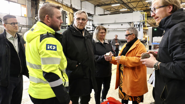 Yksi Mikael Pentikäisen (keskellä) vierailukohteista Iissä oli Iin Konepaja. Pentikäisen ympärillä Johannes Tuomela, Kimmo Keltamäki, Sanna Valaja, Marjukka Manninen ja Janne Puolitaival. Kuvat: Tuija Järvelä-Uusitalo