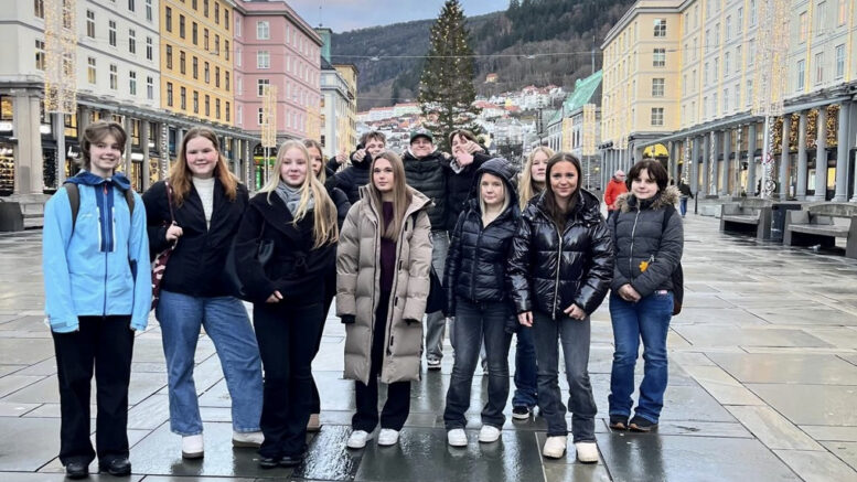 Ryhmäkuvassa kv-kurssin Nordplus-projektin suomalaiset oppilaat: Kaisa Heikkilä, Matilda Kallio, Saaga Hintikka, Pinja Kovalainen, Enni Halonen, Olivia Jokitalo, Natalia Saarenpää, Nea Koivukangas, Senni Ruuskanen ja takarivissä Eerik Autio, Benjami Lukka ja Oiva Lauhikari.