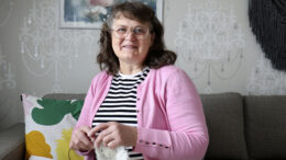 Taina Häkkilä harrastaa politiikan lisäksi puutarhanhoitoa, luonnossa liikkumista, äänikirjojen kuuntelua ja neulomista. Lastenlapsille on aina jemmassa neulottuja nuttuja ja töppösiä. Kuva: Tuija Järvelä-Uusitalo