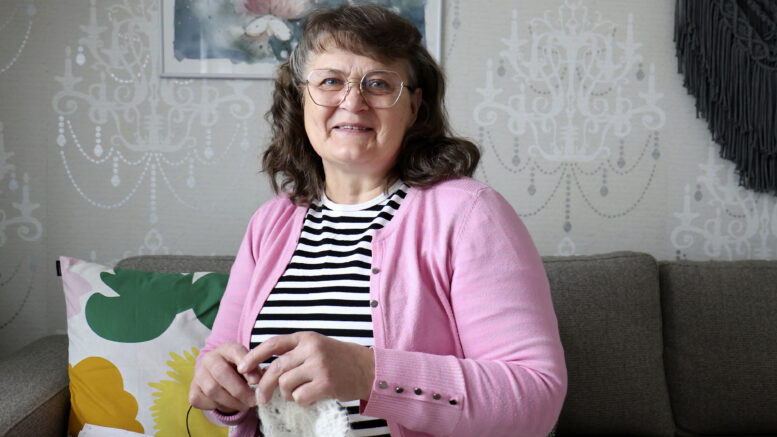Taina Häkkilä harrastaa politiikan lisäksi puutarhanhoitoa, luonnossa liikkumista, äänikirjojen kuuntelua ja neulomista. Lastenlapsille on aina jemmassa neulottuja nuttuja ja töppösiä. Kuva: Tuija Järvelä-Uusitalo