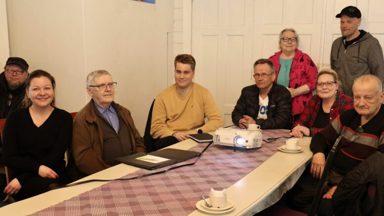 Jarmo Isosomppi (vas.), Johanna Jakku-Helama, Unto Kukka, Timo Kosola, Riku Pakanen, Marja-Leena Pernu, Tapio Wiik, Lea Forsberg ja Eero Alaraasakka olivat koolla suunnittelemassa Uittoviikon tapahtumia. Osa suunnittelijoista osallistui ideointiin etänä. Kuva: Tuija Järvelä-Uusitalo