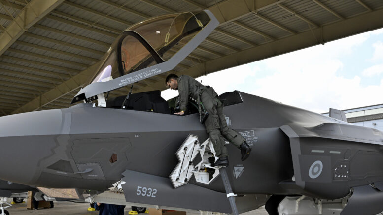 Lasse Louhela on yksi ensimmäisistä suomalaisista, joka on päässyt lentämään Suomen uusia F-35-hävittäjiä. Rantapohjan kesälehdessä 4.6. julkaistaan juttu Lasse Louhelan urasta, koulutuksesta sekä koko perheen Amerikan vuodesta. Kuva: Ilmavoimat/Mirva Riihimäki