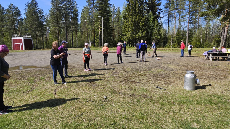 Ulkoilupäivän ohjelmaan kuului myös reipashenkistä kisailua maaseutuhengessä; mölkkyä ja nännikumin heittoa maitotonkkaan. Heittovuorossa Leena Konttinen. Kuvat: Sirpa Laurila