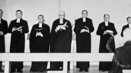 Väli-Olhavan seurakuntatalon vihkiminen vuonna 1967. Keskellä piispa Leonard Pietari Tapaninen, seur. oik. rovasti Albert Heikinheimo.