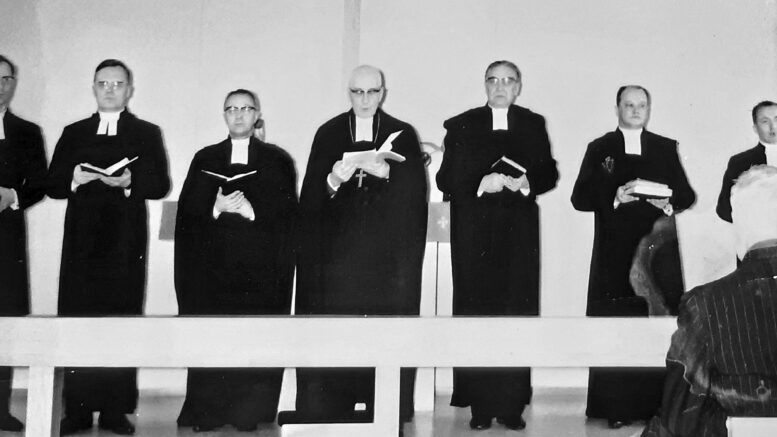 Väli-Olhavan seurakuntatalon vihkiminen vuonna 1967. Keskellä piispa Leonard Pietari Tapaninen, seur. oik. rovasti Albert Heikinheimo.