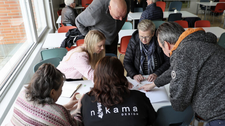 Kirkkonrannan kaavaehdotuksen esittelytilaisuudessa käytiin paljon keskustelua etenkin kerrostalorakentamisesta. Kuva: Anu Kauppila