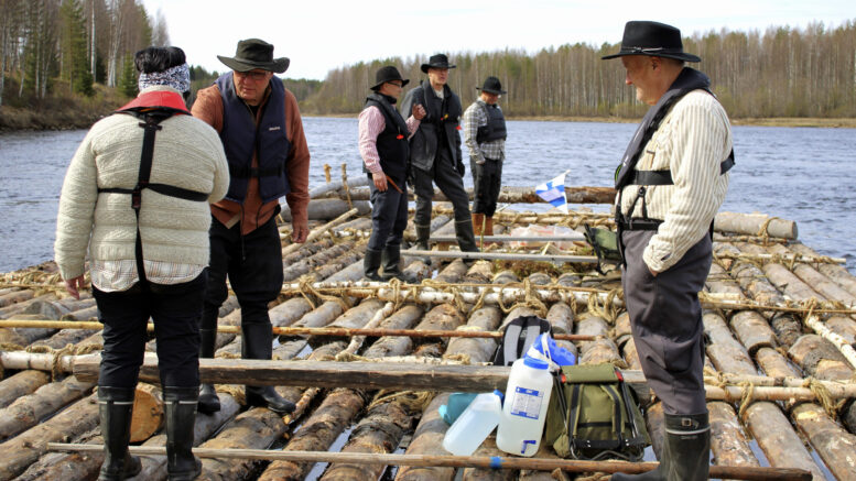Kun lautta kääntyi Iijoen virran mukaan, ei matkustajien tarvinnut kuin ihailla maisemia ja nauttia matkanteosta. Etualalla kutsuvieraat Riikka Niemitalo ja Erkki Latola sekä Eero Alaraasakka, takana lauttamiehet Riku Pakanen, Jarmo Alasiurua ja Mikko Harju. Kuvat: Ritva Piri