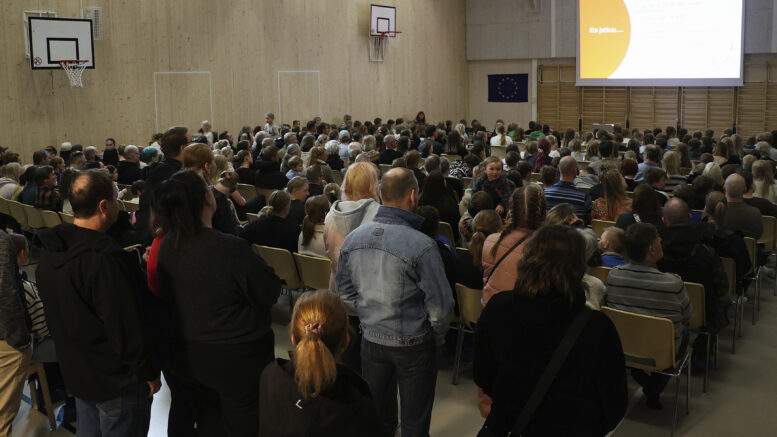 Aseman koulun sali kävi pieneksi kevättapahtuman yleisömäärälle ja osa seurasi kevättapahtuman lauluhetkeä ruokalan puolelta.