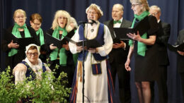 Eläkeliiton Kiimingin yhdistyksen kuoro esitti kulttuuripäivän aluksi Koitelin laulun. Päivän aikana kuultiin monipuolista ohjelmaa ja nautittiin kulttuurista monella eri tapaa. Kuvat: Teea Tunturi