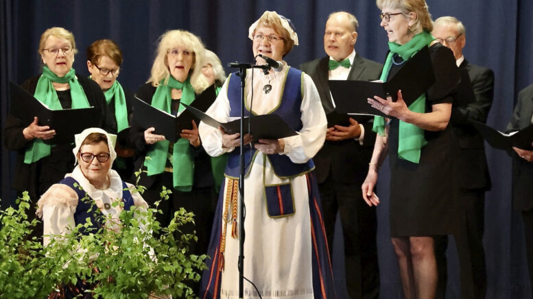 Eläkeliiton Kiimingin yhdistyksen kuoro esitti kulttuuripäivän aluksi Koitelin laulun. Päivän aikana kuultiin monipuolista ohjelmaa ja nautittiin kulttuurista monella eri tapaa. Kuvat: Teea Tunturi