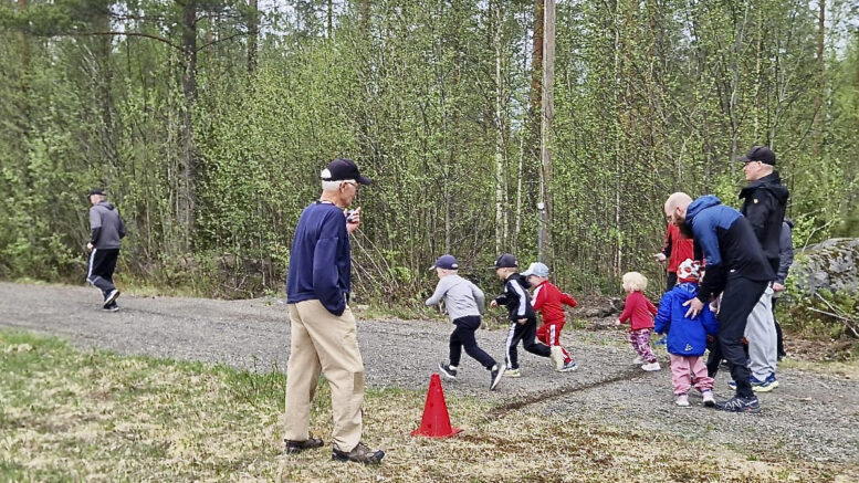 Eri ikäiset juoksivat kilpaa Ylikiimingin Pylkönmäen maastossa. Kuva: Risto Nikula