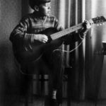 14-vuotias Mikko Alatalo, kova Beatles-fani soittamassa kitaraa.