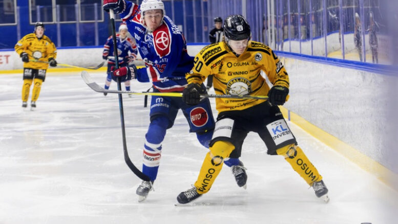 Keltaisessa peliasussa pelaava Nico Kettunen taistelee kiekosta Ketterän pelaajaa vastaan. Kuva: Essi Kultanen